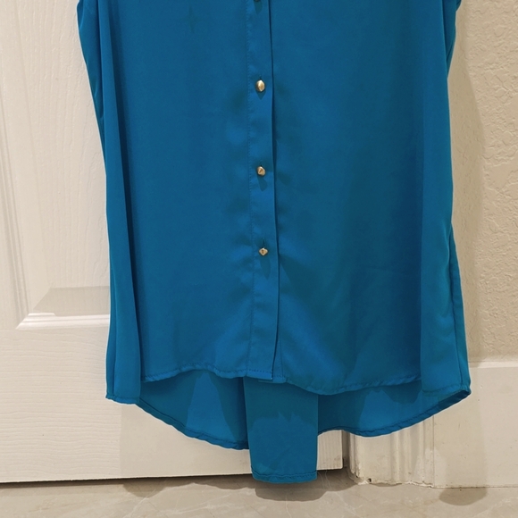 Five beautiful used blouses in size small,  and medium. Five blouses $7 - Picture 5 of 13
